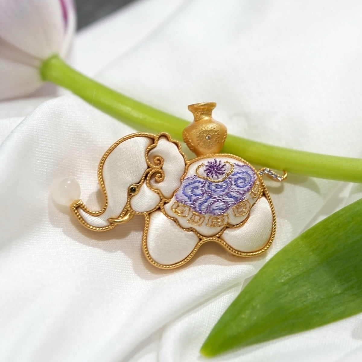 Front view of white elephant Su-embroidery brooch